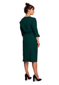 BeWear - Sukienka kopertowa z wiązaniem w talii dekolt V butelkowa zieleń. Okazja: na co dzień, do pracy. Typ sukienki: kopertowe. Styl: casual, sportowy