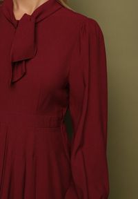 Born2be - Bordowa Wiskozowa Plisowana Sukienka z Wiązaniem Asorrise. Okazja: na co dzień. Kolor: czerwony. Materiał: wiskoza. Styl: casual, elegancki #5