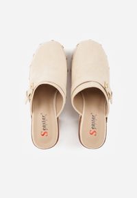 Born2be - Beżowe Klapki na Obcasie Typu Chodaki Ozdobione Nitami i Klamrami Herminna. Okazja: na co dzień. Kolor: beżowy. Materiał: jeans. Wzór: aplikacja. Obcas: na obcasie. Styl: casual, elegancki, klasyczny. Wysokość obcasa: średni #3