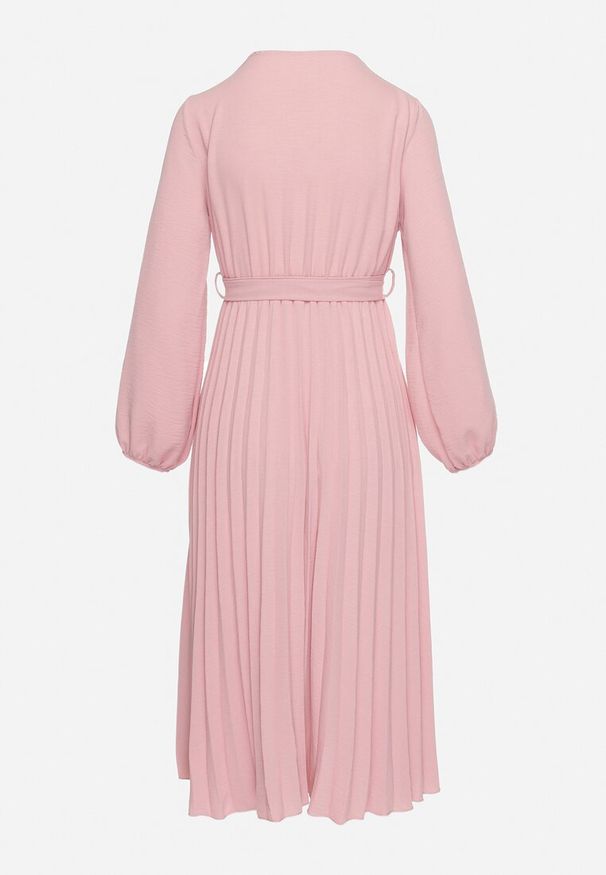 Born2be - Różowa Sukienka Mesyre. Okazja: do pracy, na randkę. Typ kołnierza: dekolt w kształcie V. Kolor: różowy. Materiał: materiał. Typ sukienki: kopertowe, plisowane. Długość: midi