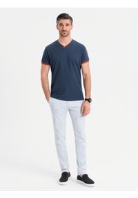Ombre Clothing - T-shirt męski z kontrastowymi wstawkami i dekoltem w serek – granatowy V1 OM-TSCT-0198 - XXL. Okazja: na co dzień. Typ kołnierza: dekolt w serek. Kolor: niebieski. Materiał: dzianina, materiał, bawełna. Długość: krótkie. Styl: sportowy, casual #4