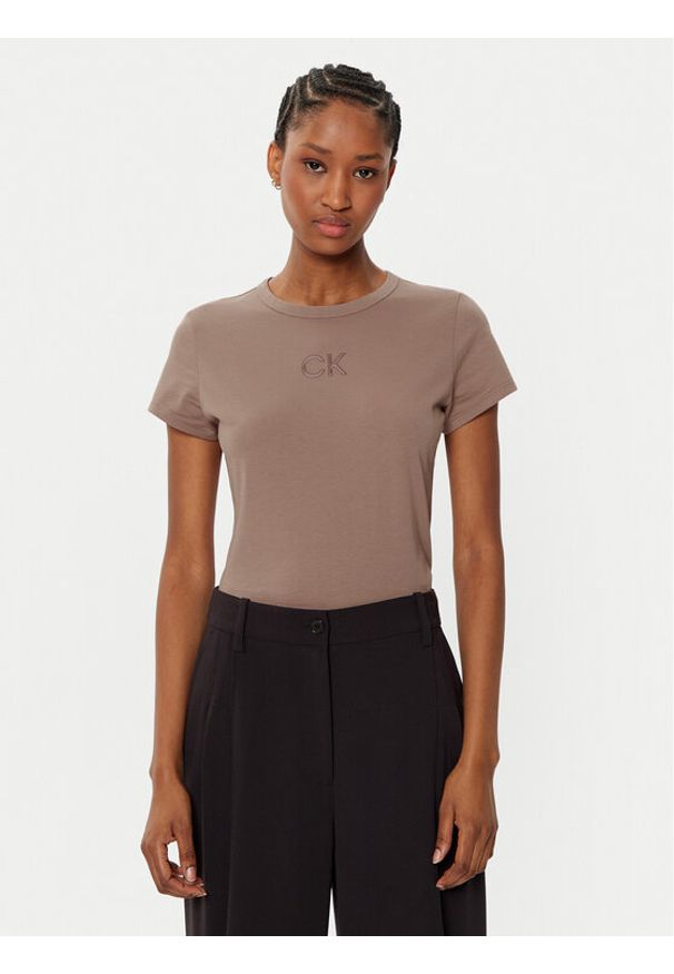 Calvin Klein T-Shirt Satin K20K207974 Brązowy Regular Fit. Kolor: brązowy. Materiał: bawełna