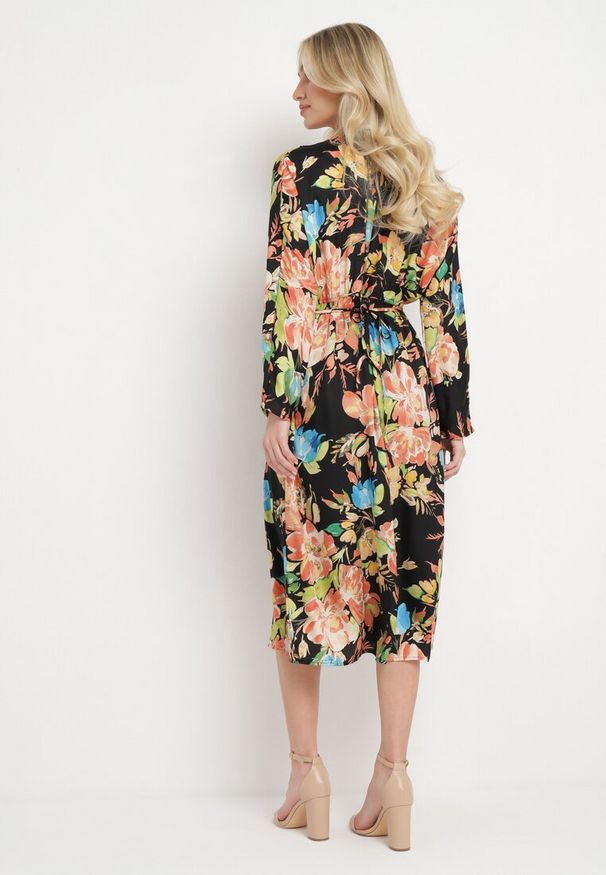 Born2be - Czarno-Różowa Sukienka Kopertowa z Kwiatowym Wzorem Anaviera. Okazja: na co dzień. Kolor: czarny. Długość rękawa: długi rękaw. Wzór: kwiaty. Typ sukienki: kopertowe. Styl: casual