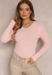Renee - Jasnoróżowy Sweter Wełniany Aegiopis. Okazja: na co dzień. Typ kołnierza: dekolt w kształcie V. Kolekcja: plus size. Kolor: różowy. Materiał: wełna. Styl: klasyczny, wizytowy, casual, elegancki