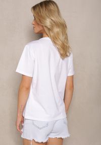 Renee - Biały T-shirt z Bawełny z Krótkim Rękawem Ozdobiony Nadrukiem Lavessa. Okazja: na co dzień. Kolor: biały. Materiał: bawełna. Długość rękawa: krótki rękaw. Długość: krótkie. Wzór: nadruk, aplikacja. Styl: casual, elegancki, sportowy #5