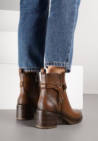 Born2be - Brązowe Botki na Słupku z Aplikacją przy Cholewce Tulonisse. Okazja: na co dzień, na spacer. Kolor: brązowy. Materiał: wełna, jeans, dzianina. Szerokość cholewki: normalna. Wzór: aplikacja. Obcas: na słupku. Styl: klasyczny, casual, elegancki. Wysokość obcasa: średni #3