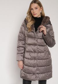 Born2be - Szara Długa Kurtka Ozdobiona Pikowaniem z Nieodpinanym Kapturem i Paskiem Lidaveia. Okazja: na co dzień. Kolor: szary. Materiał: jeans. Długość: długie. Wzór: aplikacja. Styl: klasyczny, casual, elegancki #6