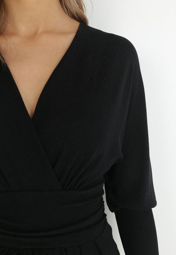 Born2be - Czarna Kopertowa Sukienka z Metaliczną Nitką Tasse. Kolor: czarny. Materiał: tkanina. Typ sukienki: kopertowe. Styl: wizytowy. Długość: mini