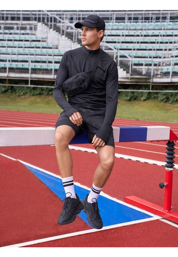 Sinsay - Dwuwarstwowe spodenki sportowe - czarny. Kolor: czarny. Styl: sportowy