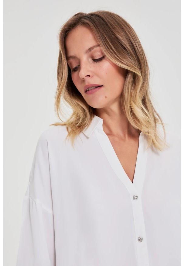 MOODO - Koszula z krótkimi rękawami biała. Kolor: biały. Materiał: poliester. Długość rękawa: krótki rękaw. Długość: krótkie