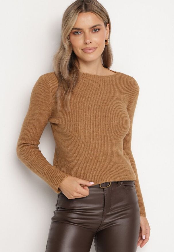 Born2be - Brązowy Sweter w Klasycznym Stylu z Dekoltem w Łódkę Zinvirra. Kolor: brązowy. Materiał: materiał. Sezon: zima. Styl: klasyczny