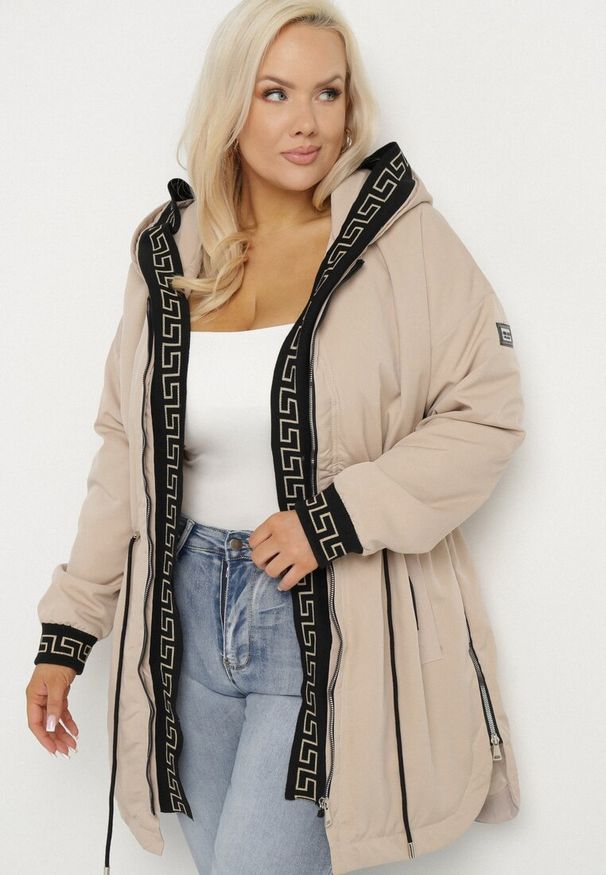 Born2be - Beżowa Kurtka Parka z Kapturem Ściągana w Talii Troczkami Velamira. Typ kołnierza: kaptur. Kolor: beżowy. Materiał: tkanina