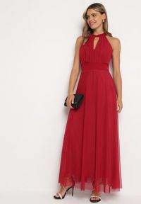 Born2be - Czerwona Wieczorowa Sukienka ze Stójką Wiązana w Talii Ozdobiona Siateczką Nestasoni. Okazja: na imprezę. Typ kołnierza: kołnierzyk stójkowy. Kolor: czerwony. Materiał: satyna. Długość rękawa: bez rękawów. Wzór: aplikacja. Styl: wizytowy #2