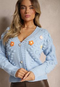Renee - Jasnoniebieski Kardigan z Pomponami i Kwiatkami 3D w Stylu Retro Terilaya. Okazja: na co dzień, na spotkanie biznesowe. Kolor: niebieski. Materiał: bawełna. Wzór: kwiaty. Styl: retro #4