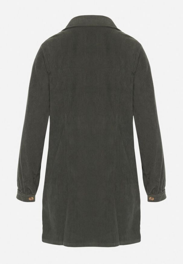 Born2be - Zielona Sztruksowa Koszula o Długim Taliowanym Kroju z Kieszeniami Rosalinea. Okazja: na co dzień. Kolor: zielony. Materiał: sztruks. Długość rękawa: długi rękaw. Długość: długie. Styl: elegancki, casual