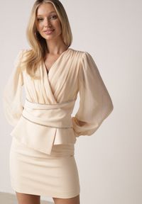 Born2be - Beżowa Bluzka Kopertowa VICES z Dekoltem V Bufiastymi Rękawkami i Zaakcentowanymi Ramionami Tine. Okazja: na co dzień, na komunię. Typ kołnierza: dekolt w kształcie V. Kolor: beżowy. Materiał: jeans. Długość rękawa: krótki rękaw. Styl: casual, elegancki #2
