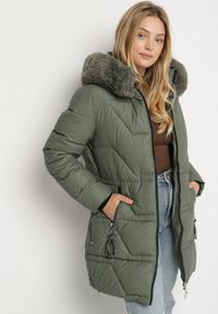 Born2be - Zielona Taliowana Kurtka z Pikowanymi Przeszyciami i Kapturem z Futrem Avileria. Okazja: na co dzień, na spacer. Kolekcja: plus size. Kolor: zielony. Materiał: futro. Styl: casual #7