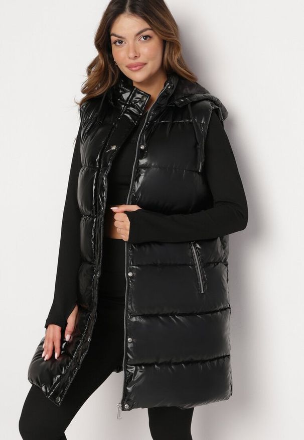 Born2be - Czarna Długa Kamizelka Pikowana z Kapturem Agelie. Typ kołnierza: kaptur. Kolor: czarny. Długość: długie. Wzór: aplikacja