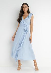 Born2be - Jasnoniebieska Sukienka Mellothee. Okazja: na imprezę. Typ kołnierza: kołnierz z falbankami. Kolor: niebieski. Materiał: materiał. Typ sukienki: kopertowe. Styl: elegancki, wizytowy. Długość: midi #1