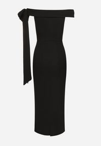 Born2be - Czarna Koktajlowa Taliowana Sukienka Ozdobiona Kokardą Emallle. Typ kołnierza: kokarda. Kolor: czarny. Wzór: aplikacja. Typ sukienki: dopasowane. Styl: wizytowy #7