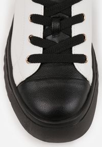 Born2be - Biało-Czarne Sznurowane Sneakersy Vices na Płaskiej Podeszwie Firori. Zapięcie: sznurówki. Kolor: biały. Materiał: jeans. Wzór: jednolity, aplikacja. Obcas: na płaskiej podeszwie #6