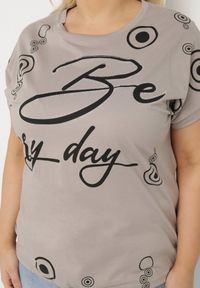 Born2be - Ciemnobeżowy Bawełniany T-shirt z Napisem Be Every Day i Ściągaczem na Dole Ableza. Okazja: na co dzień. Kolekcja: plus size. Kolor: beżowy. Materiał: bawełna. Wzór: napisy. Styl: casual #3