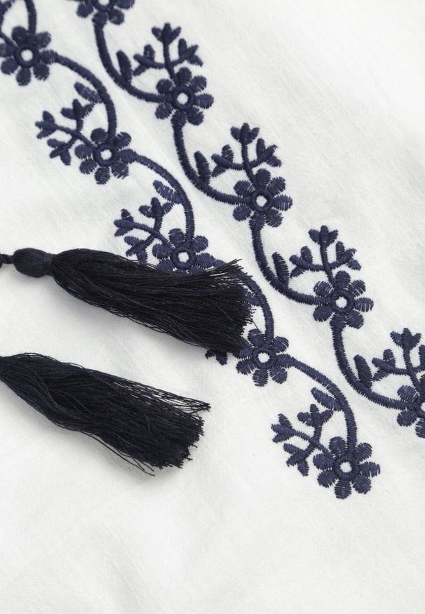 Born2be - Biała Bawełniana Bluzka Boho z Ozdobnym Haftem i Sznurkiem z Frędzlami Lamegenia. Okazja: na co dzień, do pracy, na spotkanie biznesowe. Kolor: biały. Materiał: bawełna. Wzór: haft. Styl: boho
