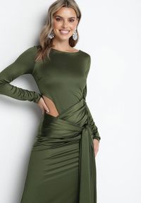 Born2be - Zielona Sukienka Koktajlowa Ozdobiona Wiązaniem i Wycięciem Vamizola. Okazja: na co dzień. Kolor: zielony. Wzór: aplikacja. Typ sukienki: proste. Styl: wizytowy #4
