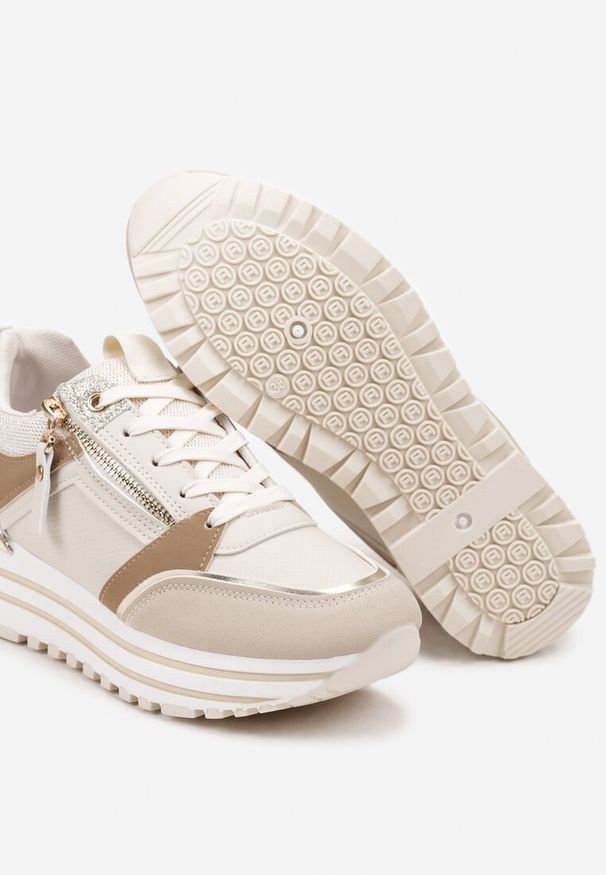 Renee - Beżowe Sneakersy na Platformie z Brokatowymi Detalami i Ozdobnym Suwakiem Mailera. Okazja: na co dzień. Nosek buta: okrągły. Zapięcie: sznurówki. Kolor: beżowy. Materiał: jeans. Wzór: aplikacja. Obcas: na platformie