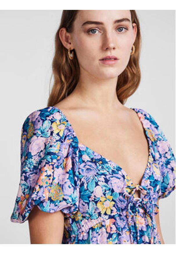 YAS Sukienka codzienna 26029641 Niebieski Regular Fit. Okazja: na co dzień. Kolor: niebieski. Materiał: syntetyk. Typ sukienki: proste. Styl: casual