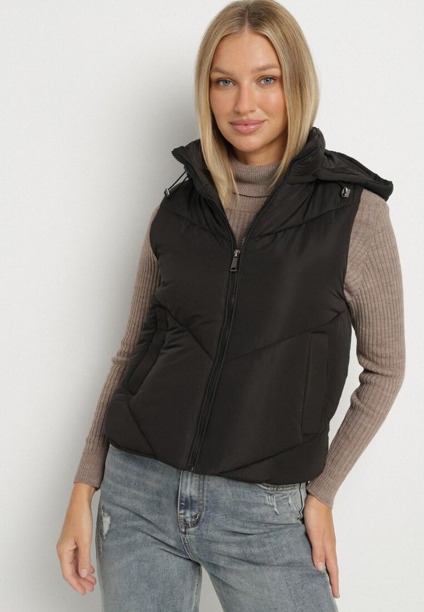 Born2be - Czarna Klasyczna Kamizelka z Pikowanymi Przeszyciami i Kapturem Ollera. Okazja: na co dzień. Typ kołnierza: kaptur. Kolor: czarny. Materiał: jeans. Styl: klasyczny