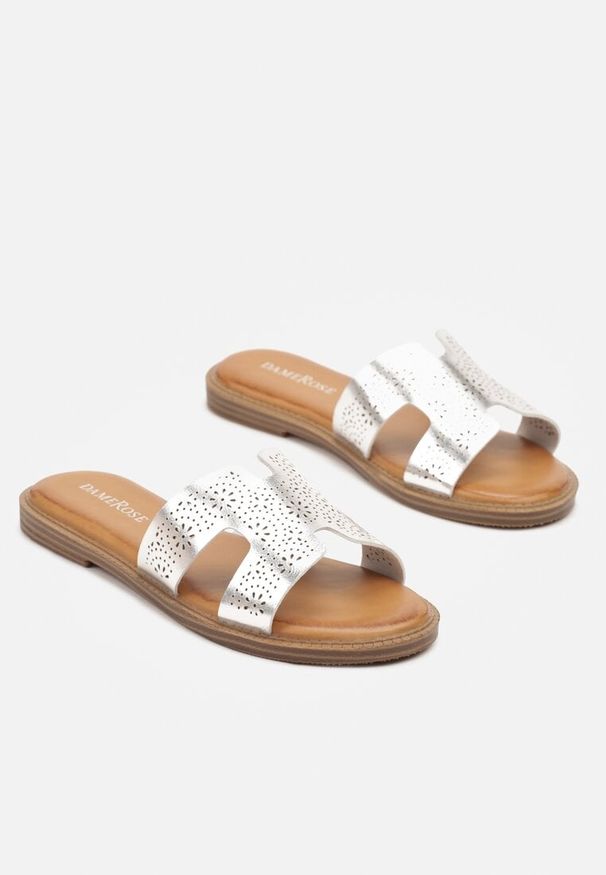 Renee - Srebrne Eleganckie Klapki z Ozdobną Perforacją Tillivella. Okazja: na co dzień. Kolor: srebrny. Materiał: jeans. Obcas: na płaskiej podeszwie. Styl: elegancki