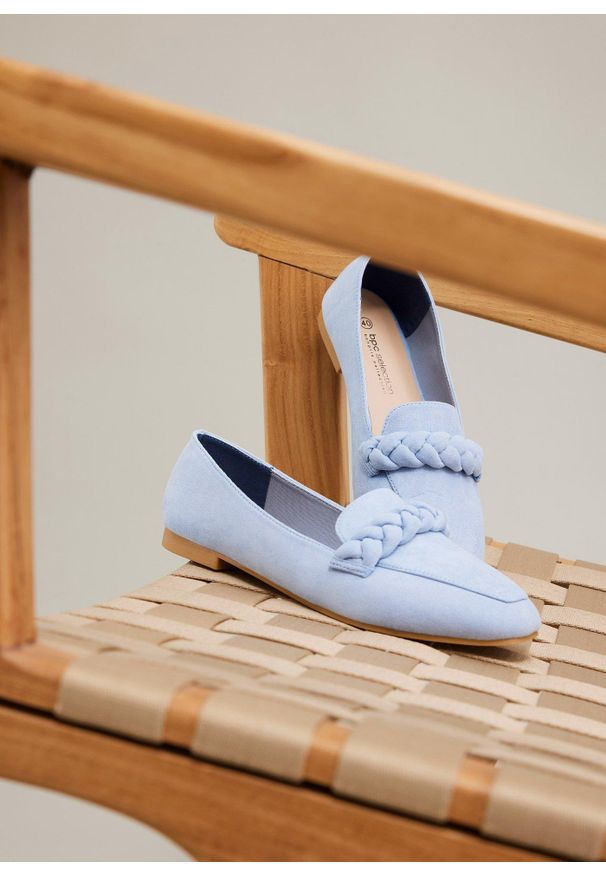 bonprix - Loafersy z plecionym paskiem. Zapięcie: bez zapięcia, pasek. Kolor: niebieski. Styl: elegancki