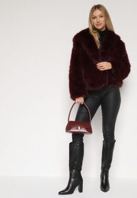 Born2be - Bordowa Kurtka Futrzana z Nieodpinanym Kapturem Vetirire. Okazja: na co dzień. Kolor: czerwony. Materiał: futro. Styl: elegancki, casual #4