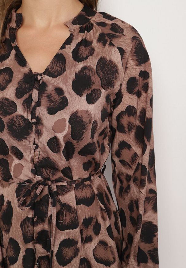 Born2be - Beżowa Rozkloszowana Sukienka w Panterkę z Guzikami i Wiązaniem w Talii Morila. Okazja: na co dzień. Kolor: beżowy. Materiał: jeans. Wzór: motyw zwierzęcy. Typ sukienki: rozkloszowane. Styl: casual, klasyczny, elegancki