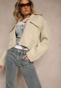 Renee - Beżowa Krótka Kurtka o Pudełkowym Kroju z Kołnierzykiem i Kieszeniami Nelilia. Okazja: na co dzień. Kolor: beżowy. Materiał: jeans. Długość: krótkie. Styl: sportowy, casual, elegancki