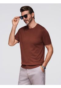 Ombre Clothing - Męska klasyczna dzianinowa koszulka męska ze ściągaczami– ciepłobrązowa V4 - Rozmiar: L. Kolor: brązowy. Materiał: dzianina. Wzór: gładki, ze splotem. Styl: klasyczny