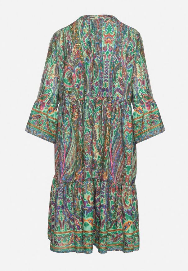Born2be - Zielona Sukienka o Rozkloszowanym Kroju z Falbaną z Guzikami Przy Dekolcie Hiranta. Kolor: zielony. Styl: boho, elegancki