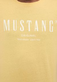 Mustang - MUSTANG ALEX C PRINT MĘSKI T-SHIRT KOSZULKA LOGO JOJOBA 1013802 9051. Wzór: nadruk #6