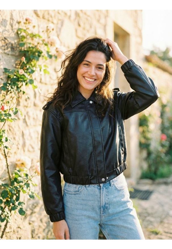 Sinsay - Kurtka bomberka z imitacji skóry - czarny. Kolor: czarny. Materiał: skóra