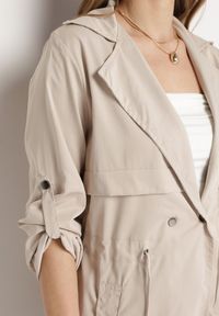 Born2be - Beżowa Kurtka Parka z Klasycznym Kołnierzem Ściągana w Pasie Troczkiem Revapia. Okazja: na randkę, do pracy, na spacer. Kolor: beżowy. Styl: klasyczny #7
