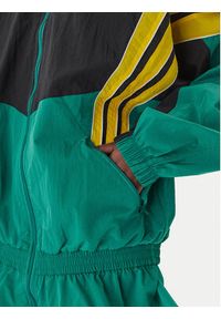 Adidas - adidas Sukienka codzienna Santiago KC9133 Zielony Oversize. Okazja: na co dzień. Kolor: zielony. Materiał: syntetyk. Typ sukienki: oversize, proste. Styl: casual #3