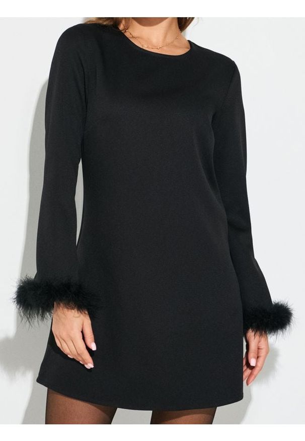 Sinsay - Sukienka mini z ozdobnym futerkiem - czarny. Kolor: czarny. Materiał: futro. Długość: mini