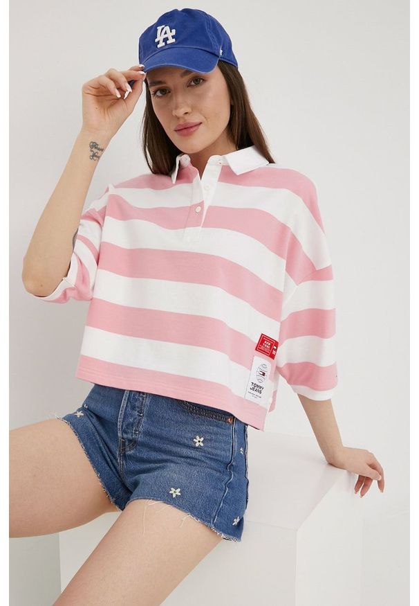 Tommy Jeans t-shirt bawełniany DW0DW12528.PPYY kolor różowy z kołnierzykiem. Kolor: różowy. Materiał: bawełna. Długość rękawa: krótki rękaw. Długość: krótkie. Wzór: nadruk, aplikacja