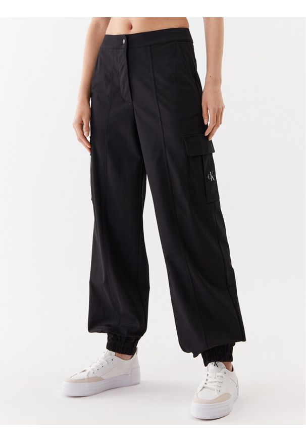 Calvin Klein Jeans Spodnie materiałowe J20J221636 Czarny Regular Fit. Kolor: czarny. Materiał: materiał, syntetyk