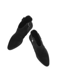 Czarne Botki S.Barski Modne Kowbojki Damskie. Okazja: na spotkanie biznesowe. Kolor: czarny. Materiał: materiał. Wzór: gładki. Obcas: na obcasie. Styl: klasyczny, elegancki, biznesowy. Wysokość obcasa: średni #7