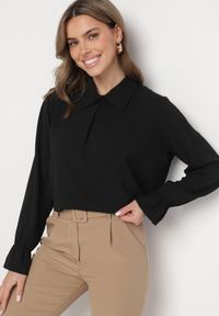 Born2be - Czarna Koszula Ozdobiona Falbankami przy Rękawach i Marszczeniem Araniella. Okazja: na co dzień. Typ kołnierza: kołnierz z falbankami. Kolor: czarny. Materiał: jeans. Długość rękawa: długi rękaw. Długość: długie. Wzór: aplikacja. Styl: klasyczny, elegancki, casual