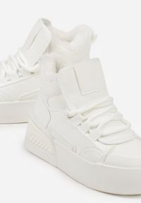 Renee - Białe Sneakersy z Ociepleniem na Platformie z Tłoczeniem Newedela. Okazja: na co dzień. Kolor: biały. Materiał: jeans. Obcas: na platformie #4