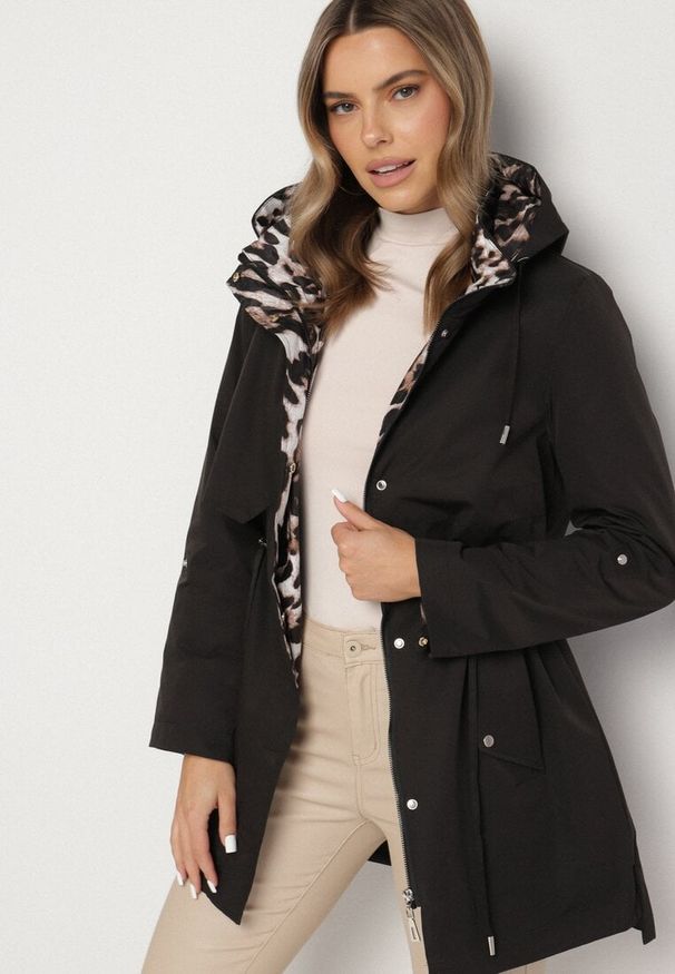 Born2be - Czarna Kurtka w Stylu Parki z Odpinanym Kapturem i Ozdobną Podszewką Ismerife. Okazja: na spacer, na co dzień. Kolor: czarny. Styl: casual