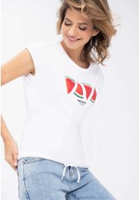 Volcano - Damska koszulka z rękawem kimono T-MELLA. Okazja: na co dzień. Kolor: biały. Materiał: włókno, bawełna. Długość rękawa: krótki rękaw. Długość: krótkie. Wzór: napisy, nadruk, kolorowy. Sezon: lato, wiosna. Styl: klasyczny, casual #1